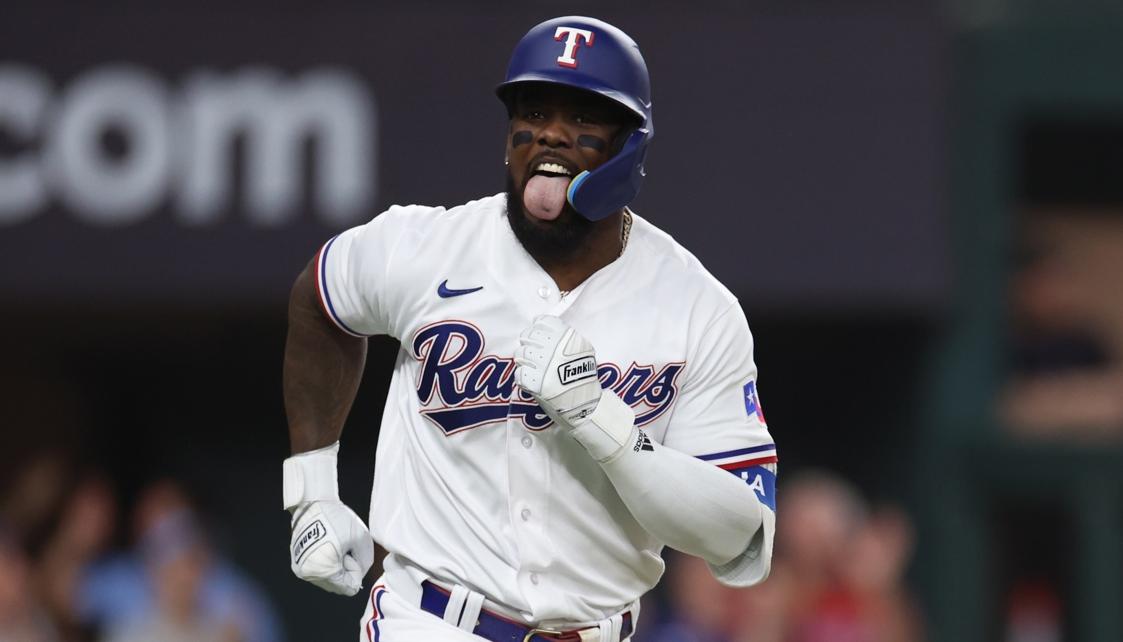 Adolis García recorre las bases tras conectar un jonrón de tres carreras en el segundo inning. 