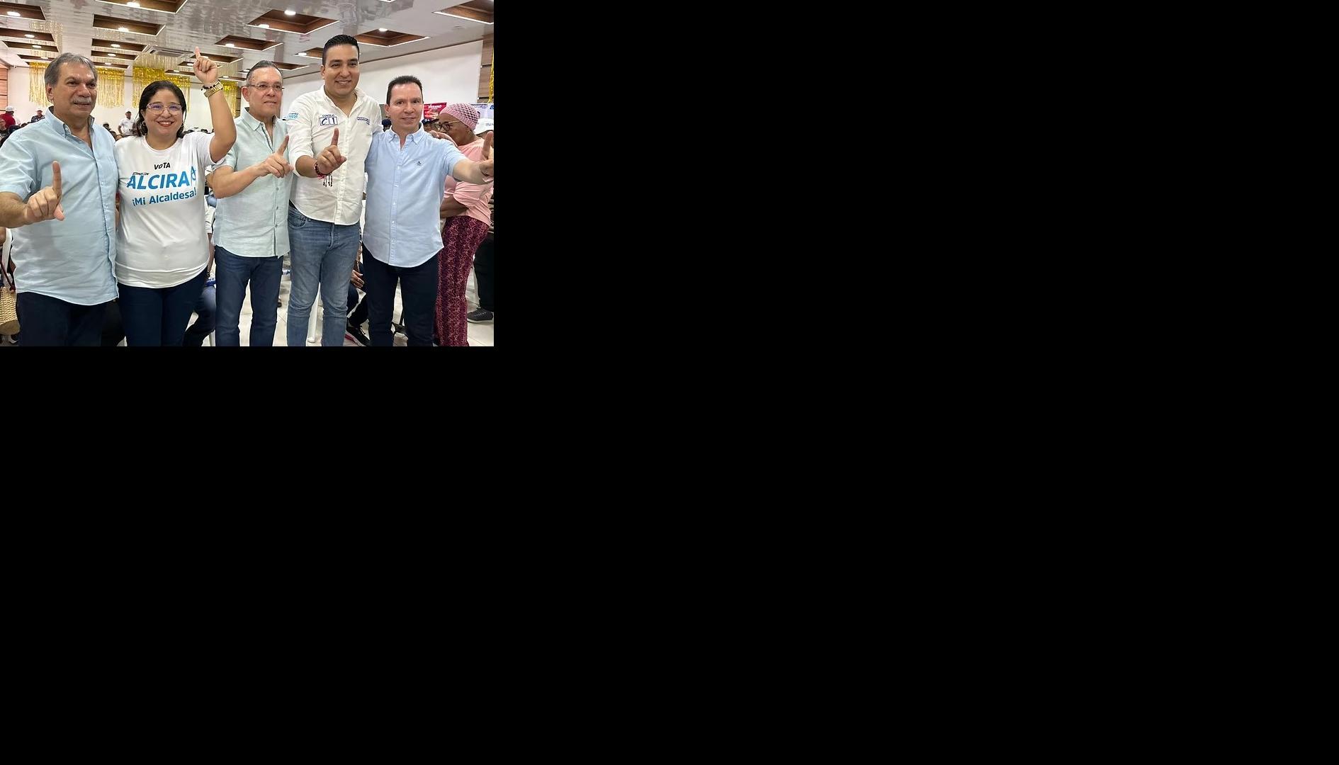 Alcira Sandoval entre Armando Zabaraín, Efraín Cepeda, Rodrigo José Ucrós y Federico Ucrós Fernández.