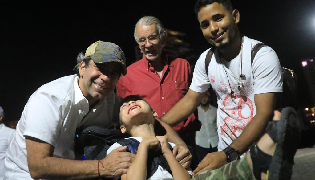 Alex Char, candidato a la Alcaldía de Barranquilla, saluda a un niño discapacitado y a su familiar