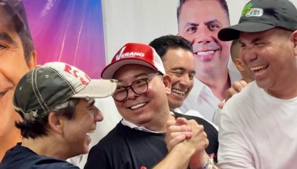 Alex Char y Harry Canedo se saludan. A su lado, Juan Carlos Ospino