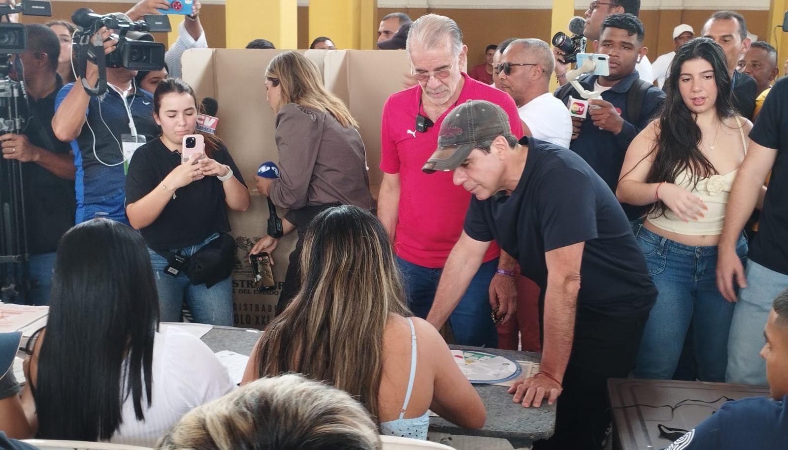 Alex Char acompañado de Eduardo Verano en su mesa de votación.