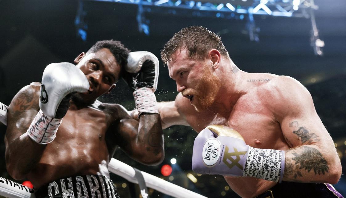 'Canelo' Álvarez golpea la humanidad de Jermell Charlo durante la pelea celebrada en Las Vegas. 