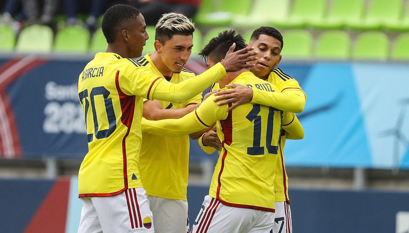 Jugadores de la Selección Colombia celebran el primer gol, anotado por Daniel Ruiz. 