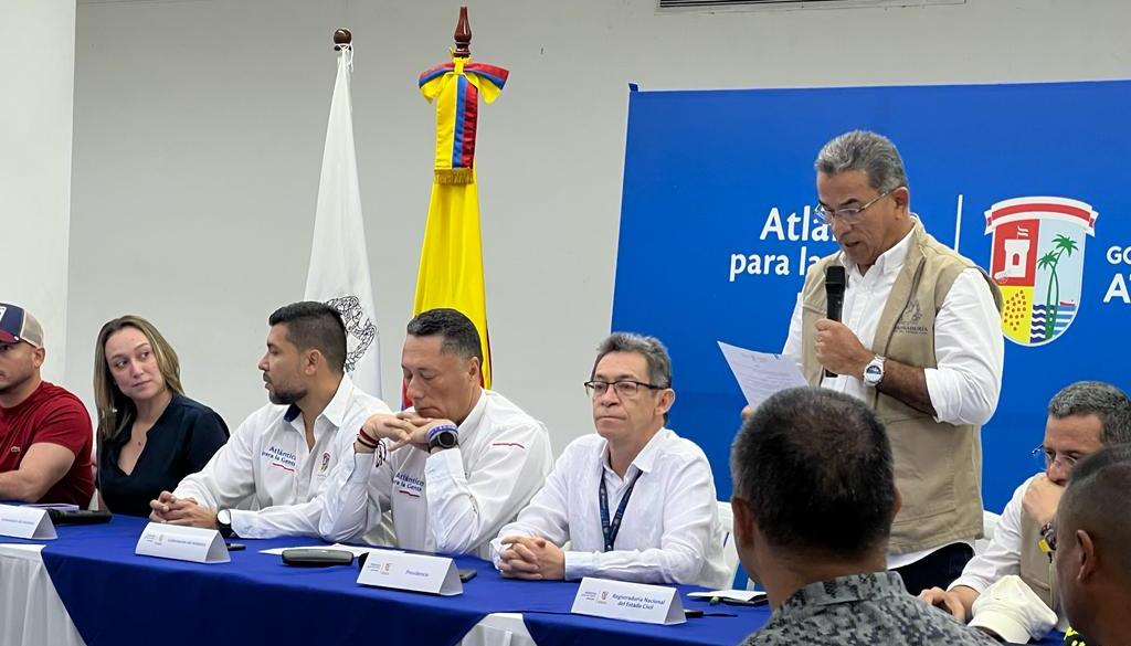 Delegado de la Registraduría Nacional durante la instalación de la jornada electoral. 