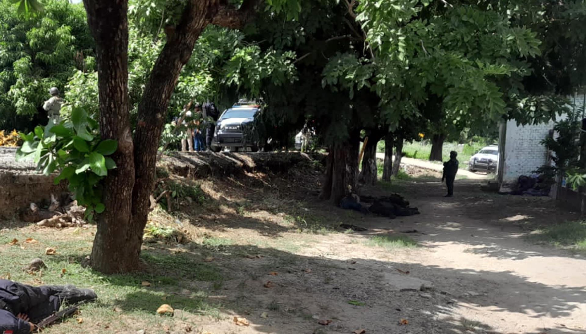 Policías de la Fiscalía General del Estado (FGE) resguardan el lugar donde fueron asesinados al menos 11 uniformados