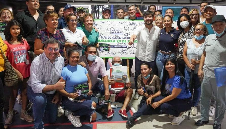 El alcalde Jaime Pumarejo y Juan Manuel Alvarado, gerente de Ciudad, en una jornada de “Así Vivo Mi Barrio”
