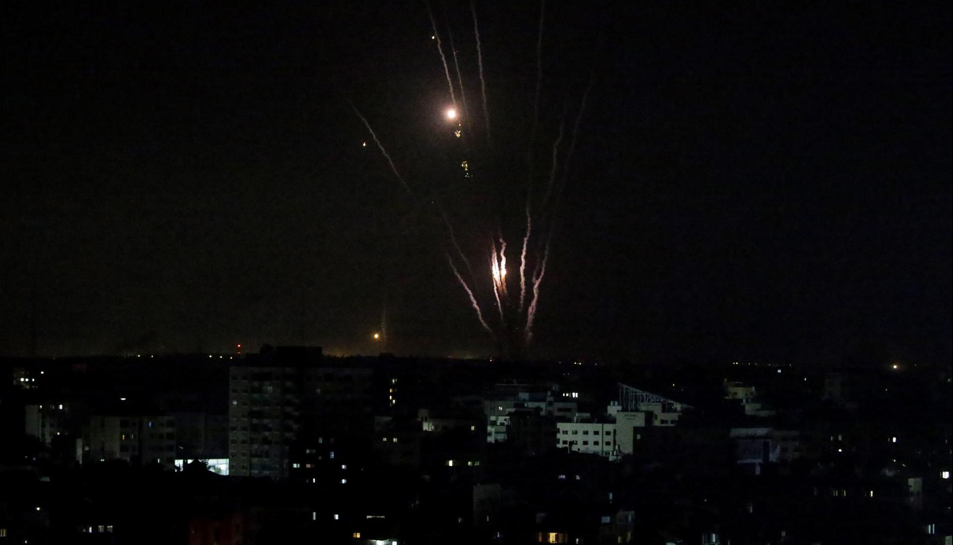 Militantes del ala militar de Hamáslanzan cohetes desde la franja costera de Gaza hacia Israel.