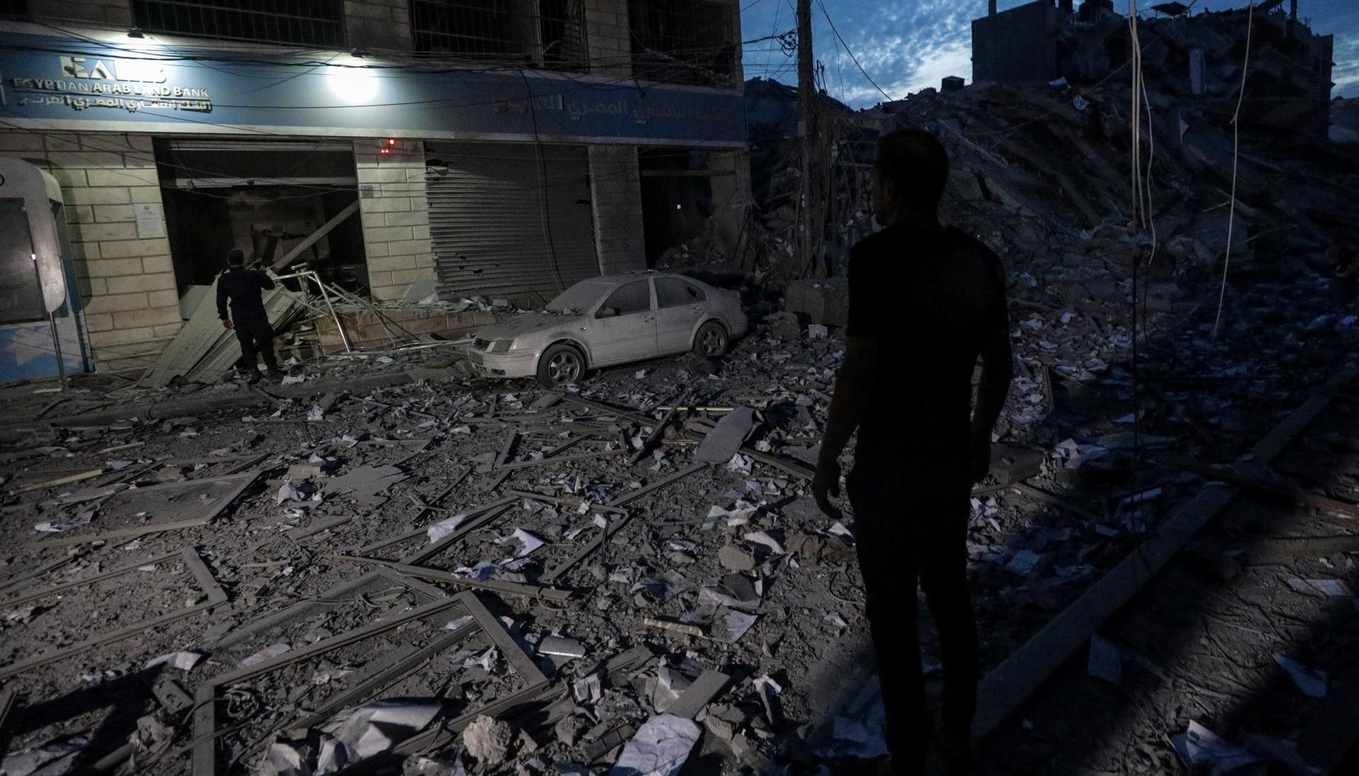 La Torre Palestina quedó destruida después del ataque de aviones de combate israelíes en la ciudad de Gaza