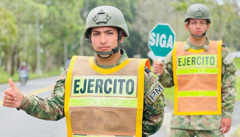 Hombres y mujeres del Ejército vigilan las vías dentro del Plan Democracia