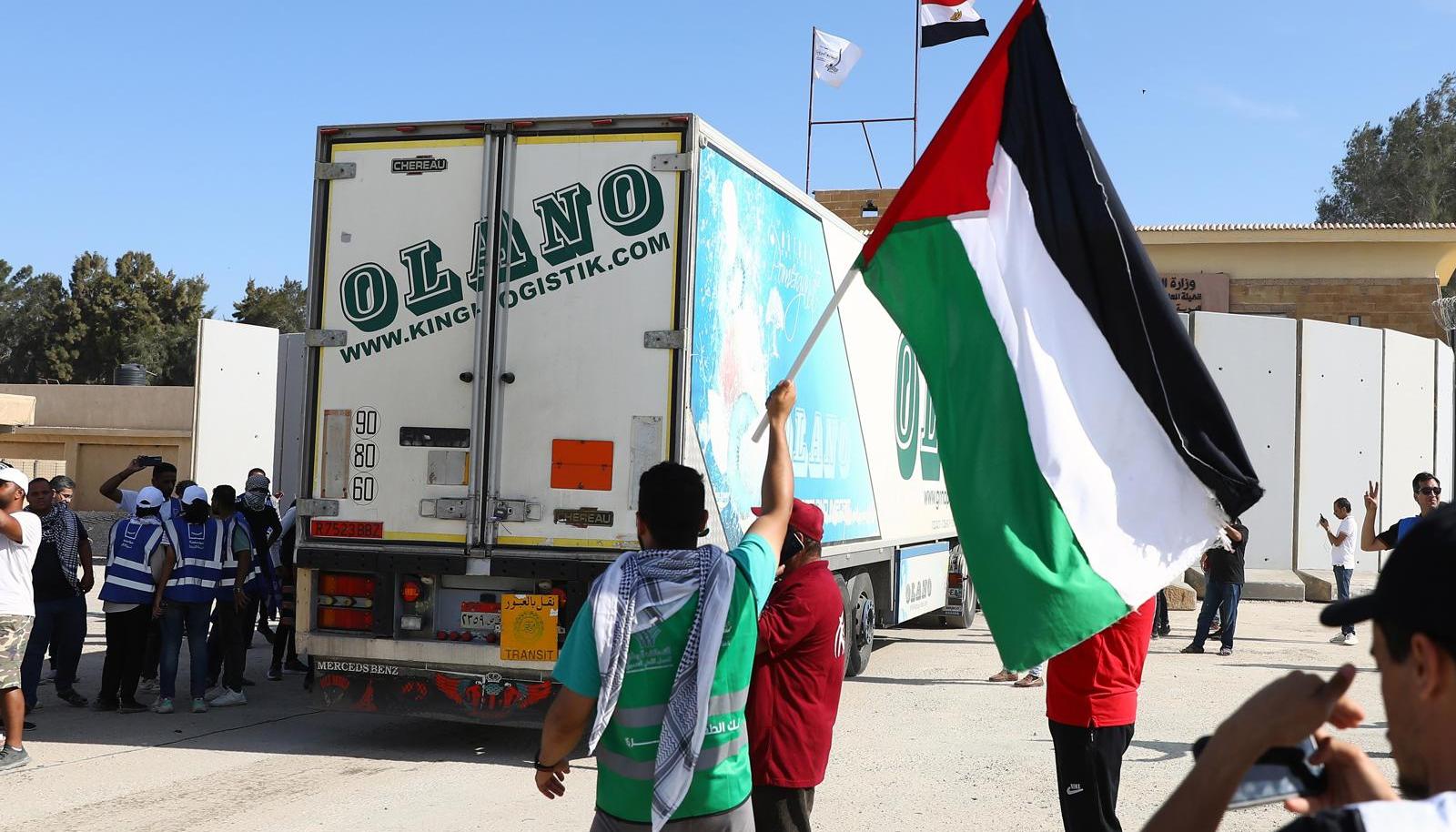 Ingreso de camiones a Gaza por el paso de Rafah