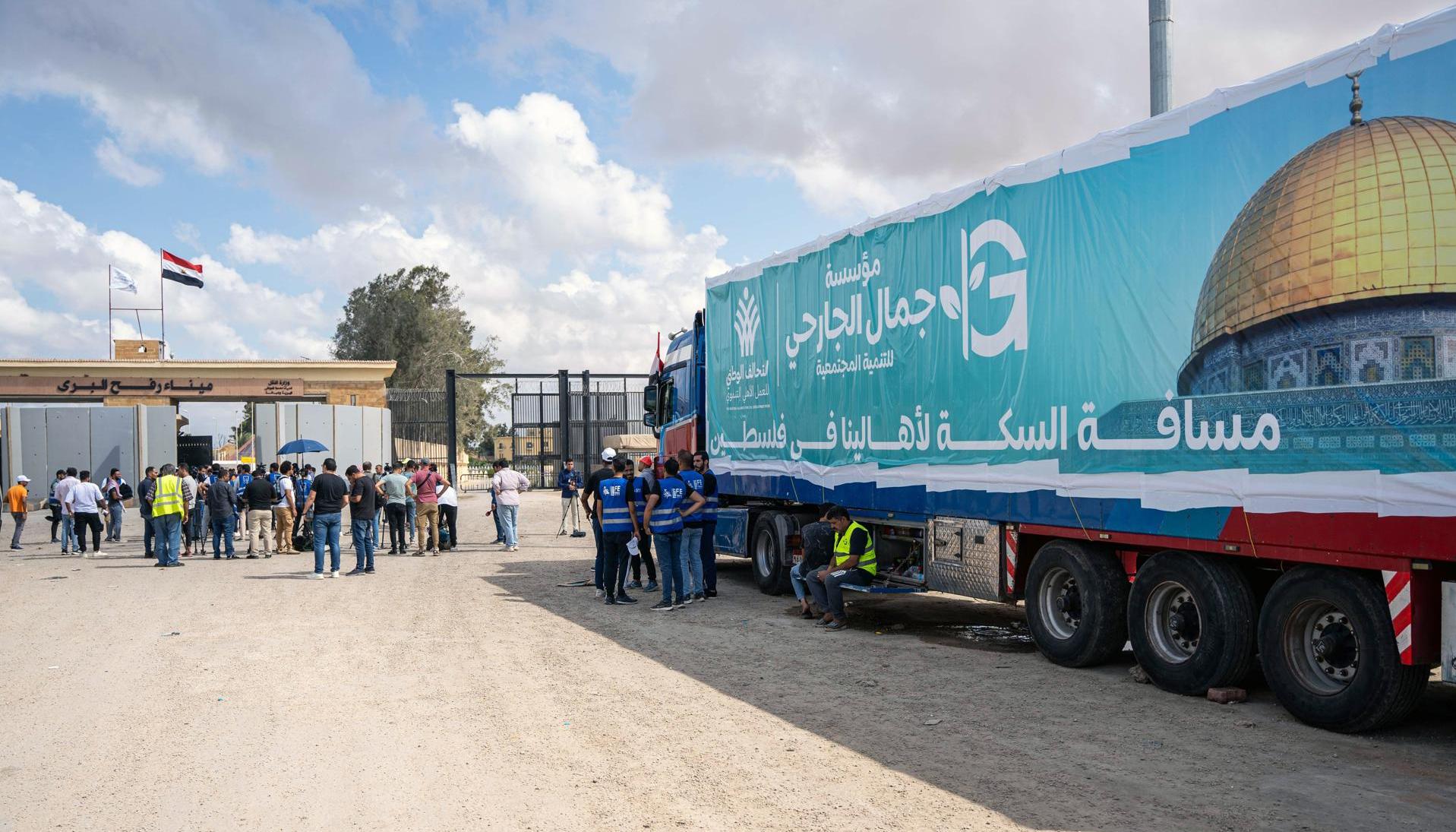 Un camión de un convoy de ayuda humanitaria para la Franja de Gaza estacionado frente a la puerta fronteriza de Rafah, Egipto