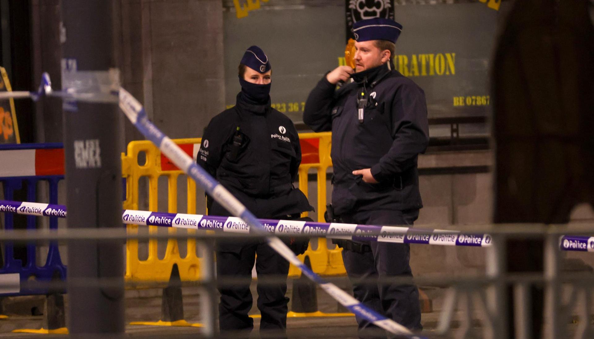 Dos policías belgas acordonan el centro de Bruselas, Bélgica.