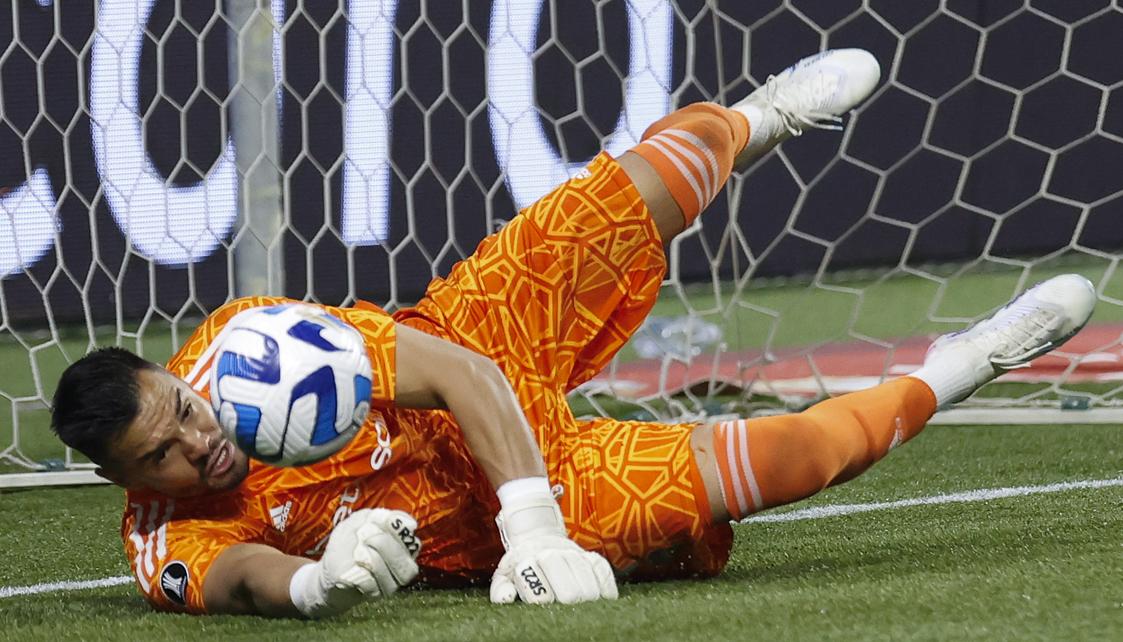 Sergio Romero paró dos cobros desde el punto penal al Palmeiras. 