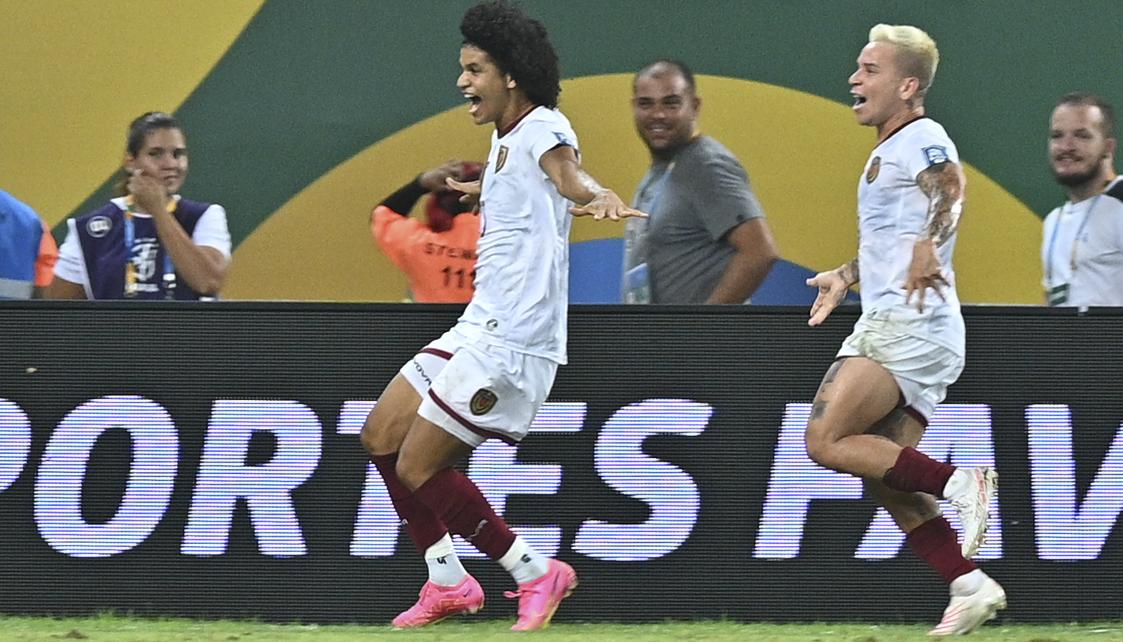 Eduard Bello festeja tras marcar el gol del empate ante Brasil. 