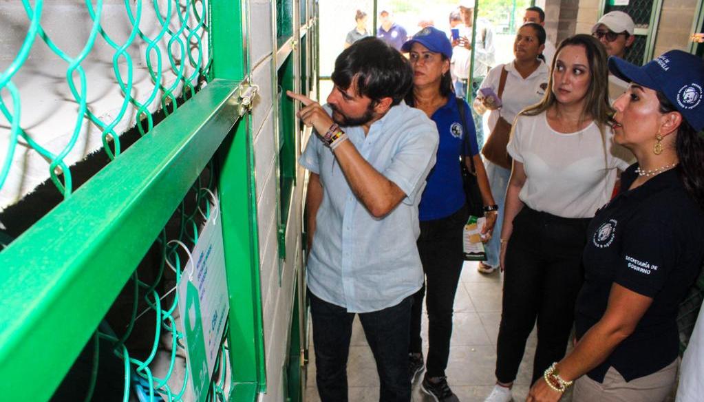 El alcalde Jaime Pumarejo en la visita que realizó al Centro de Bienestar Animal