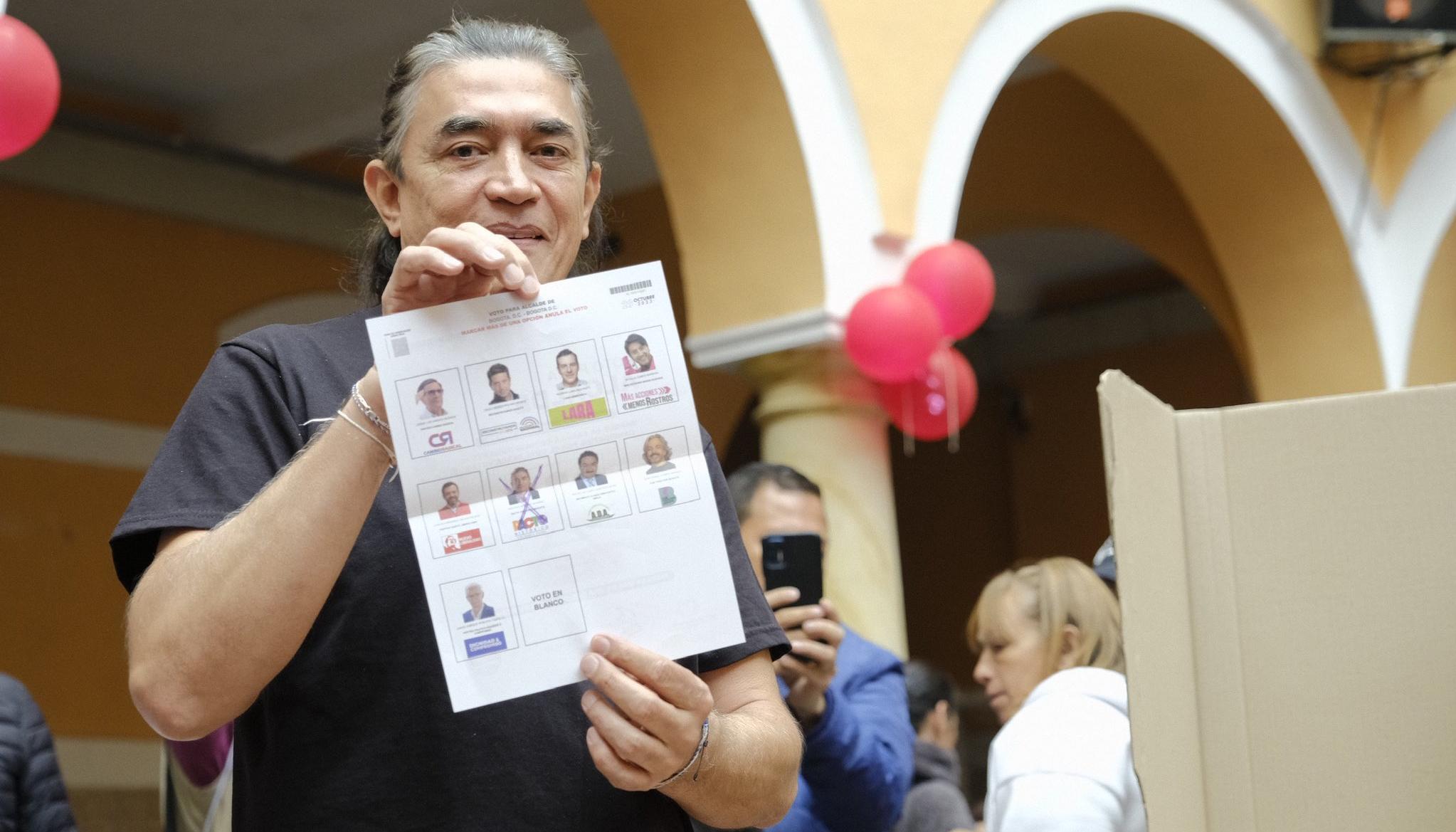 Gustavo Bolívar al momento de ejercer su derecho al voto en Bogotá. 