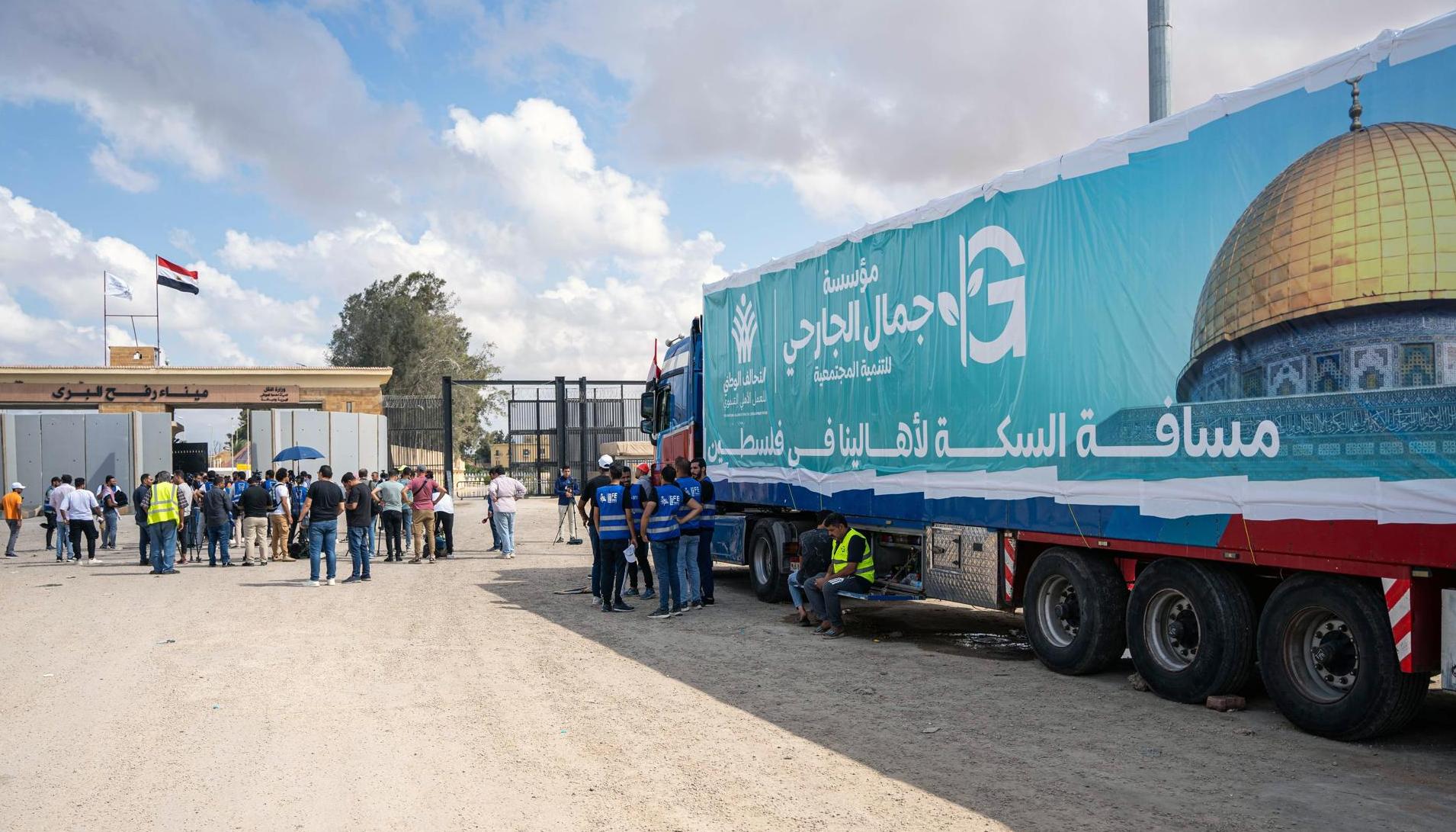 Un camión con ayuda humanitaria en la frontera de Egipto con la Franja de Gaza.