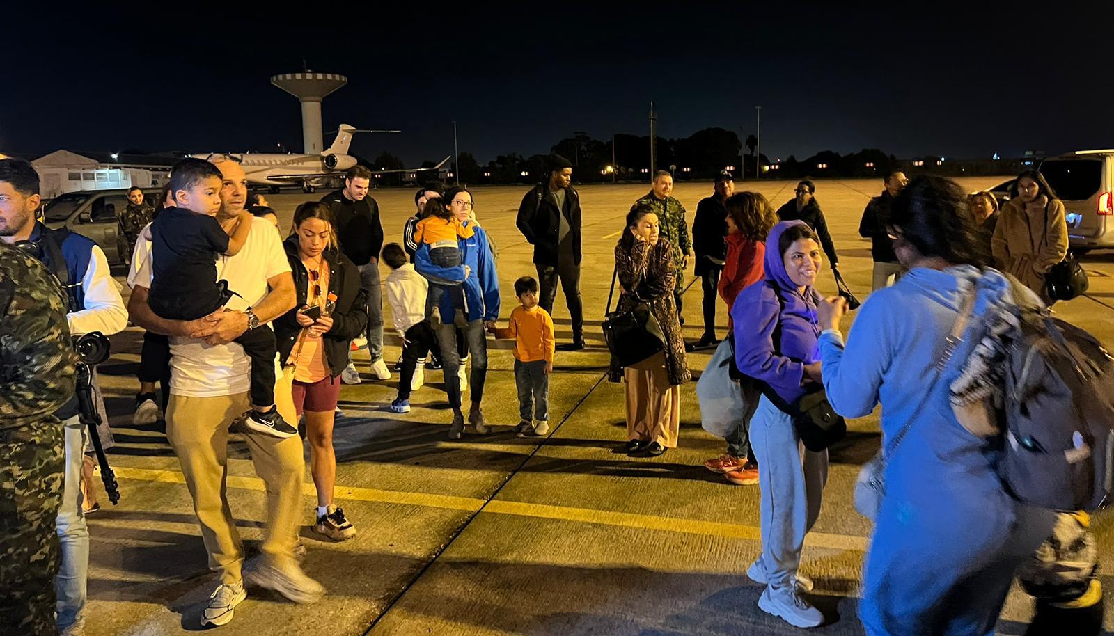 Repatriados colombianos en su última escala antes de llegar a Colombia.