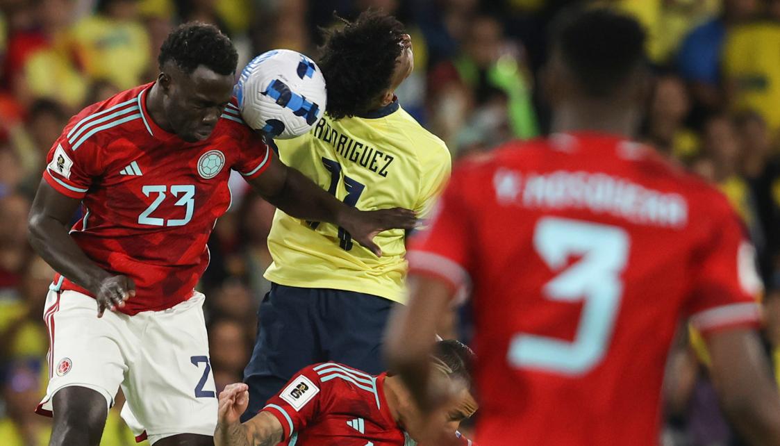 Dávinson Sánchez (23) salta a disputar el balón con el ecuatoriano Kevin Rodríguez. 
