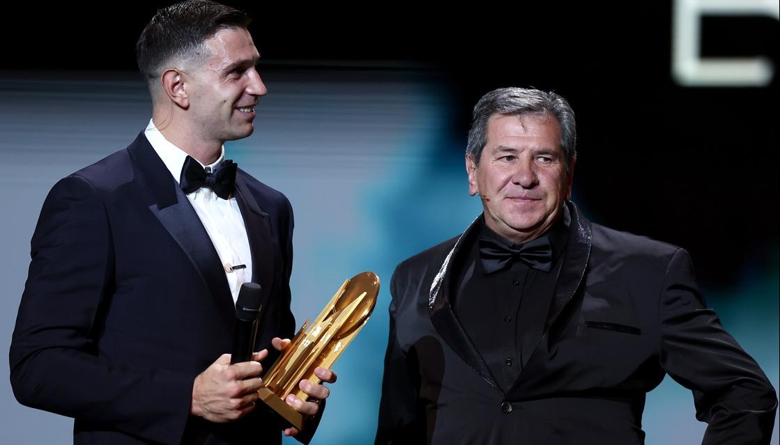 Emiliano 'Dibu' Martínez recibió el premio de su padre, Alberto.