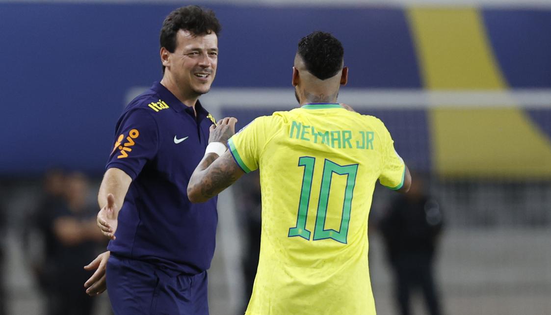 Fernando Diniz, seleccionador de Brasil, con Neymar.  