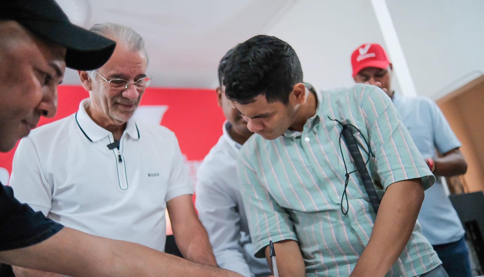 El candidato Eduardo Verano firma el acuerdo para trabajar con varias organizaciones de y para personas con discapacidad