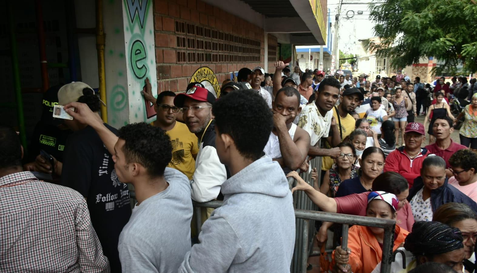 Personas esperando ingresar en un puesto de votación en Soledad.