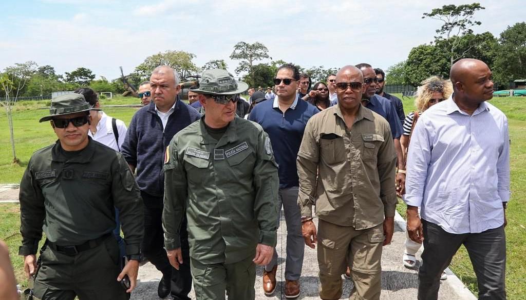 El alcalde de Nueva York, Eric Adams, con el embajador en EE.UU. Luis Gilberto Murillo, en la visita a Necoclí