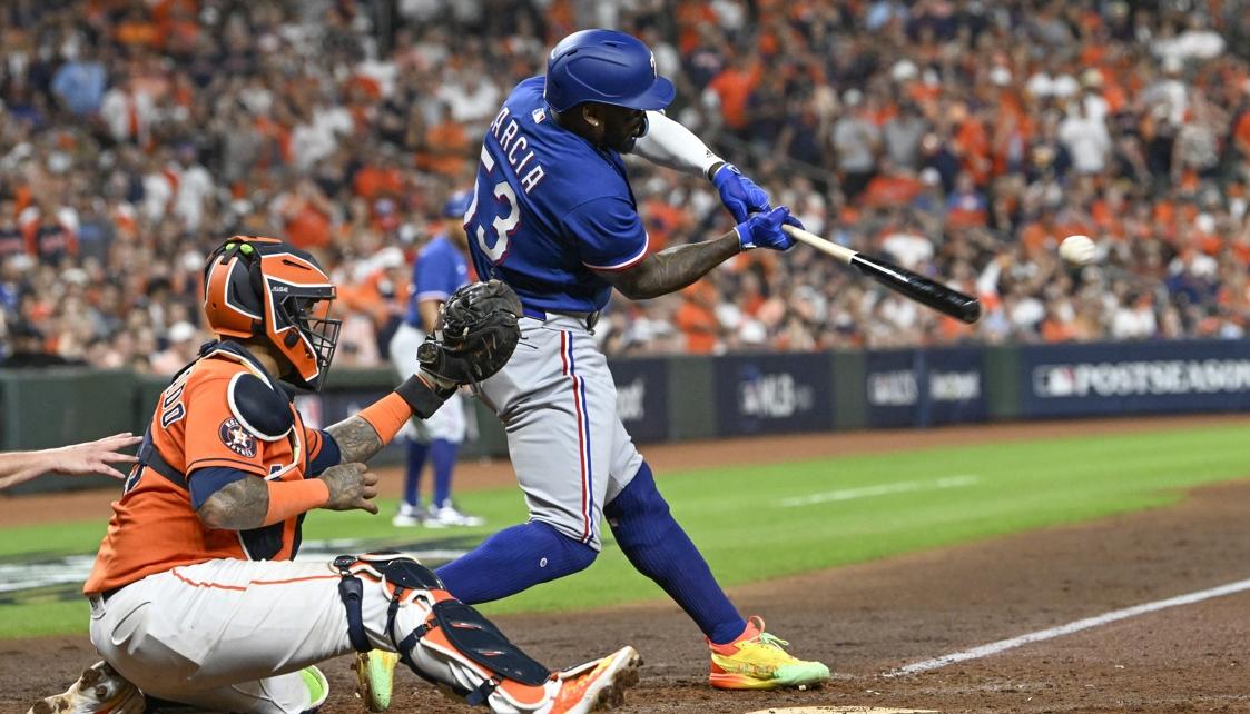 Adolis García conecta el lanzamiento de Ryne Stanek osea sacarla con las bases llenas en el noveno inning. 