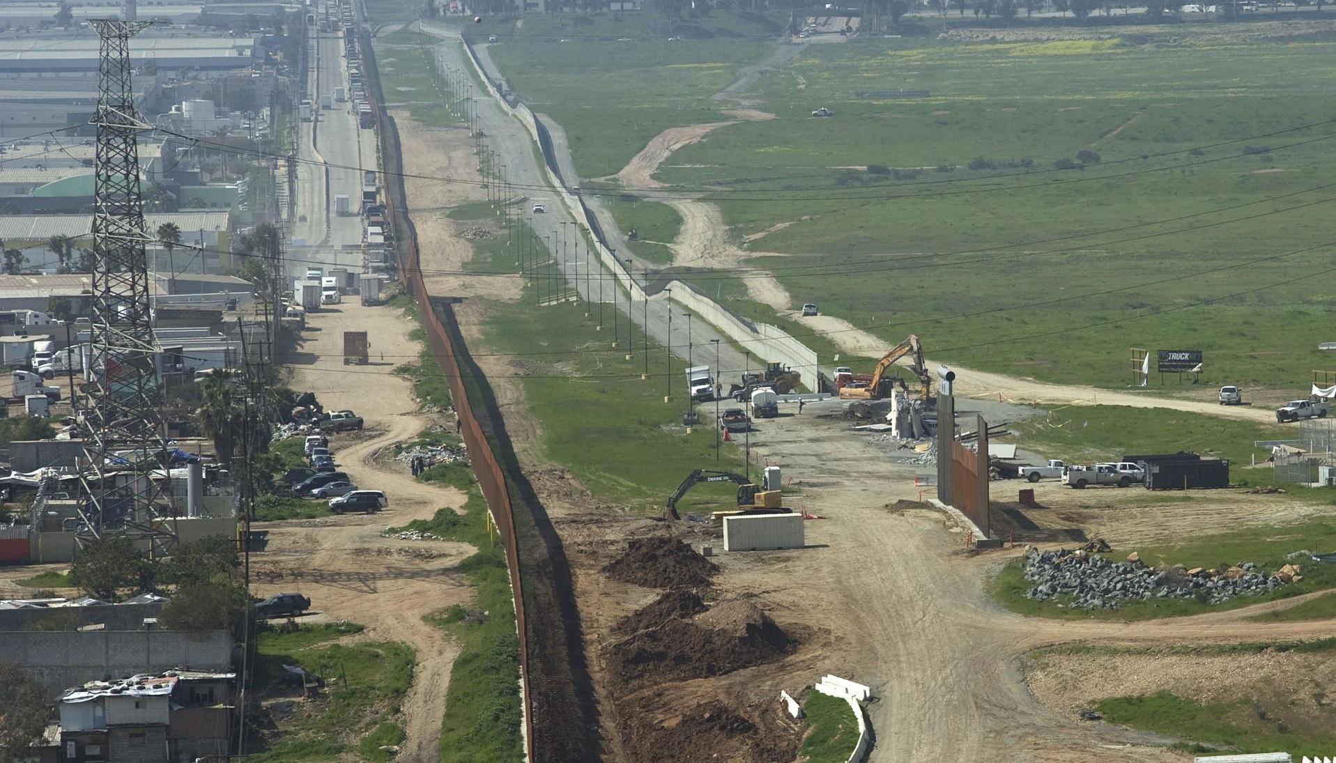 Vista general donde aparece el muro fronterizo entre México y Estados Unidos en la frontera de Tijuana (México) y San Diego (California)
