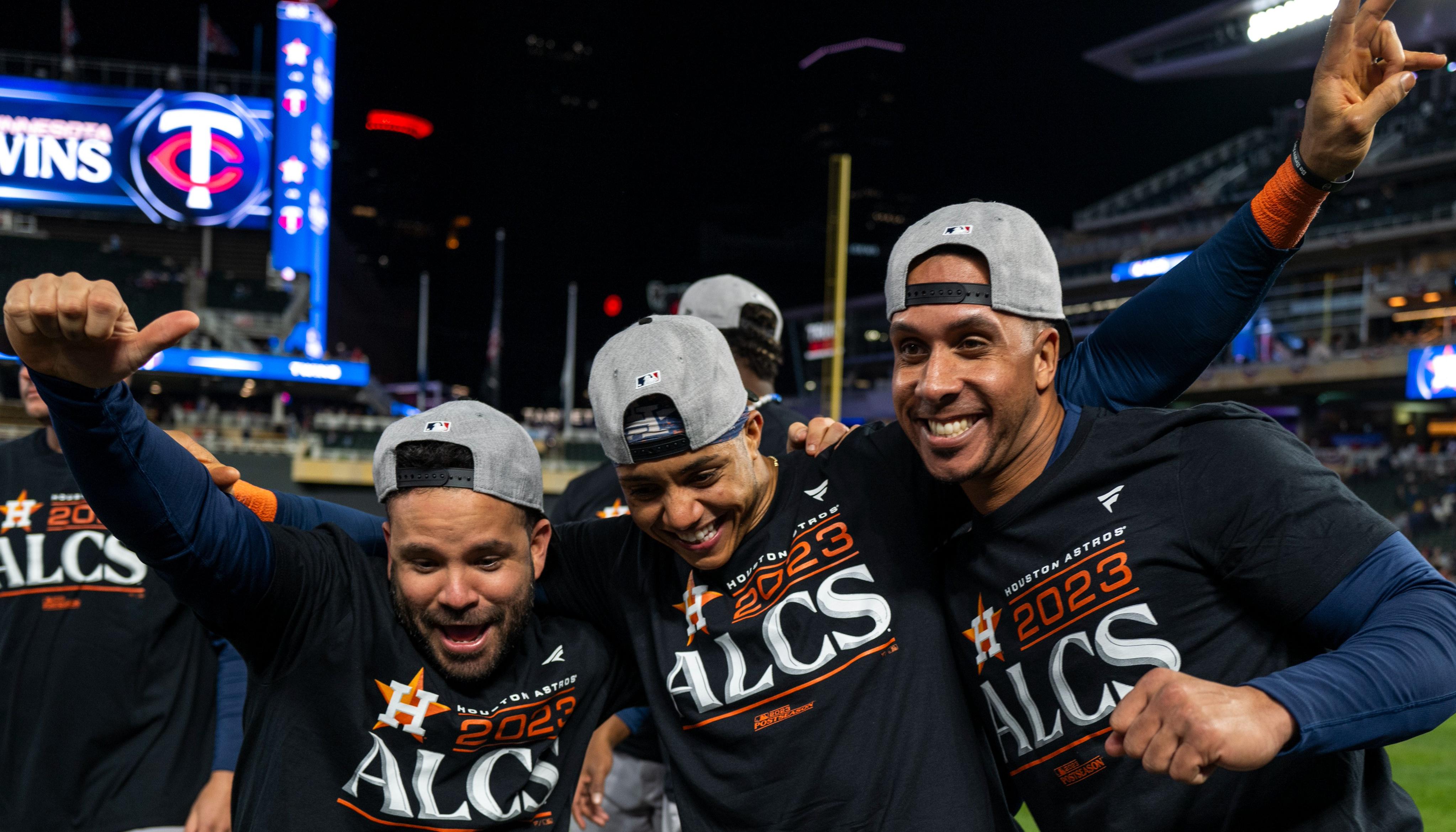 José Altuve, Jeremy Peña y Michael Brantley celebran la clasificación de los Astros de Houston.