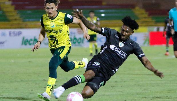 Acción del partido entre Atlético Huila y La Equidad, disputado en Neiva. 