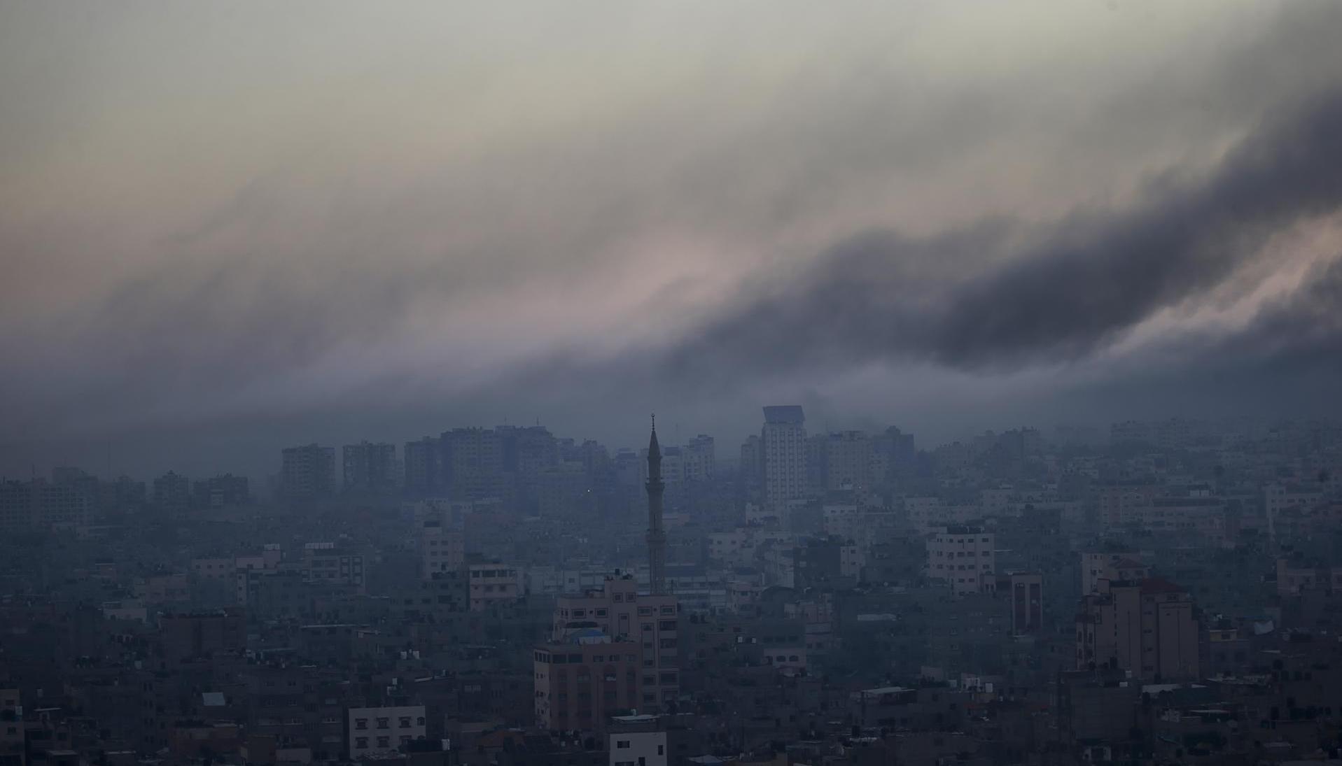 Columnas de humo tras un bombardeo israelí en Gaza.