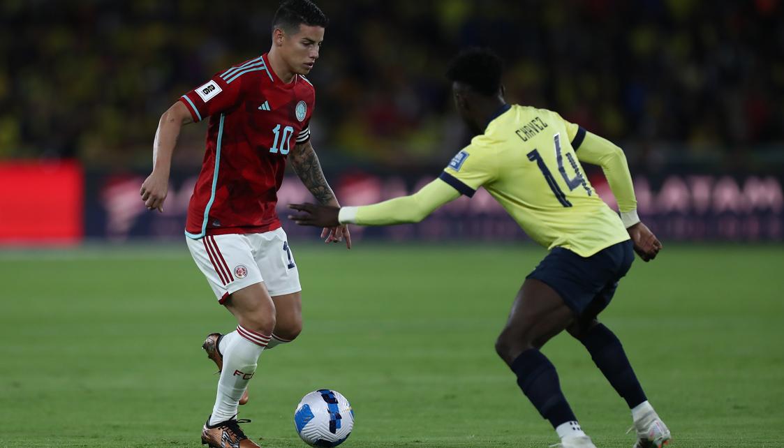 James Rodríguez encara al ecuatoriano Jhoanner Chávez.