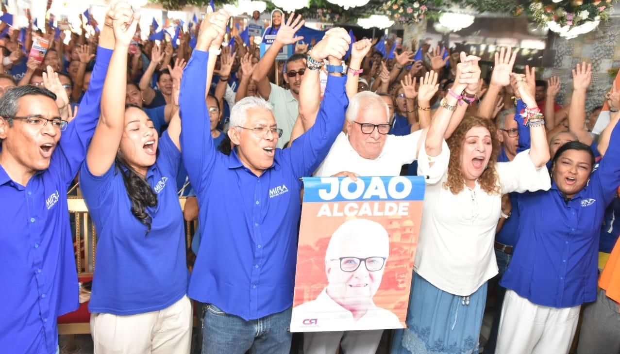 Joao Herrera con representantes del partido Mira tras oficializarle su apoyo.