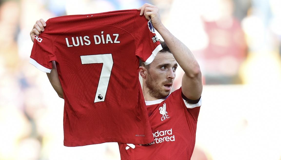 Diogo Jota celebró con la camiseta de Luis Díaz su gol ante el Nottingham Forest.