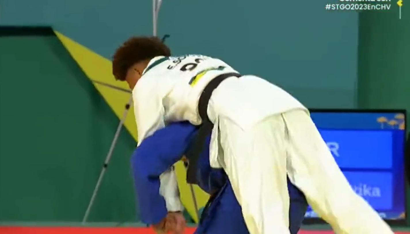 Erika Lasso cargando a la dominicana Estefanía Soriano.
