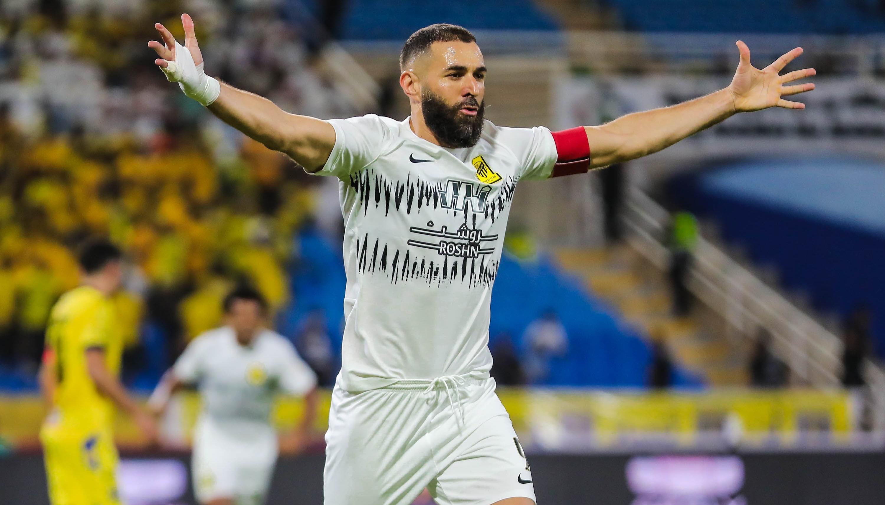 Karim Benzema celebra tras marcar el gol que puso a ganar a Al Ittihad.