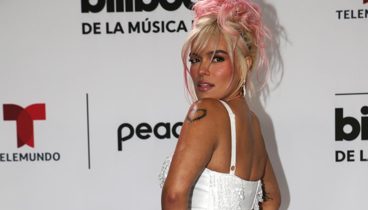 Karol G lució un vestido blanco
