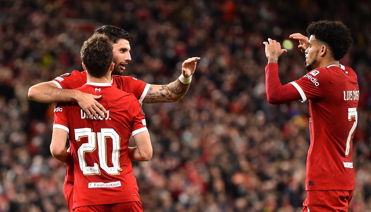 Luis Díaz se une al festejo del segundo gol del Liverpool, marcado por Diogo Jota.