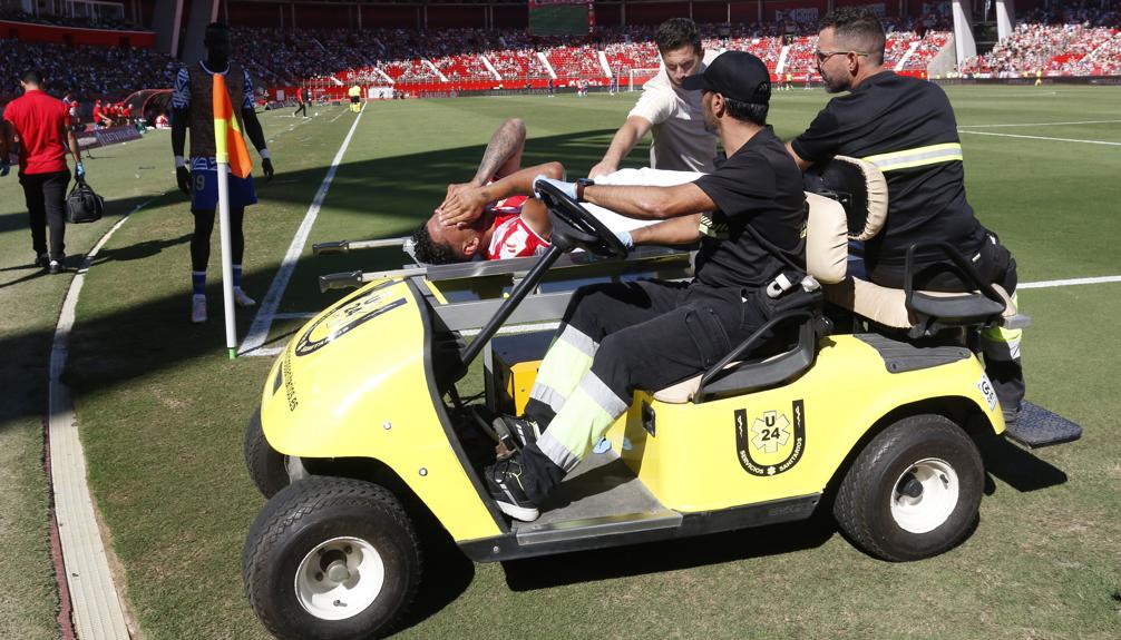 Luis Suárez cuando era retirado del terreno de juego tras lesionarse. 