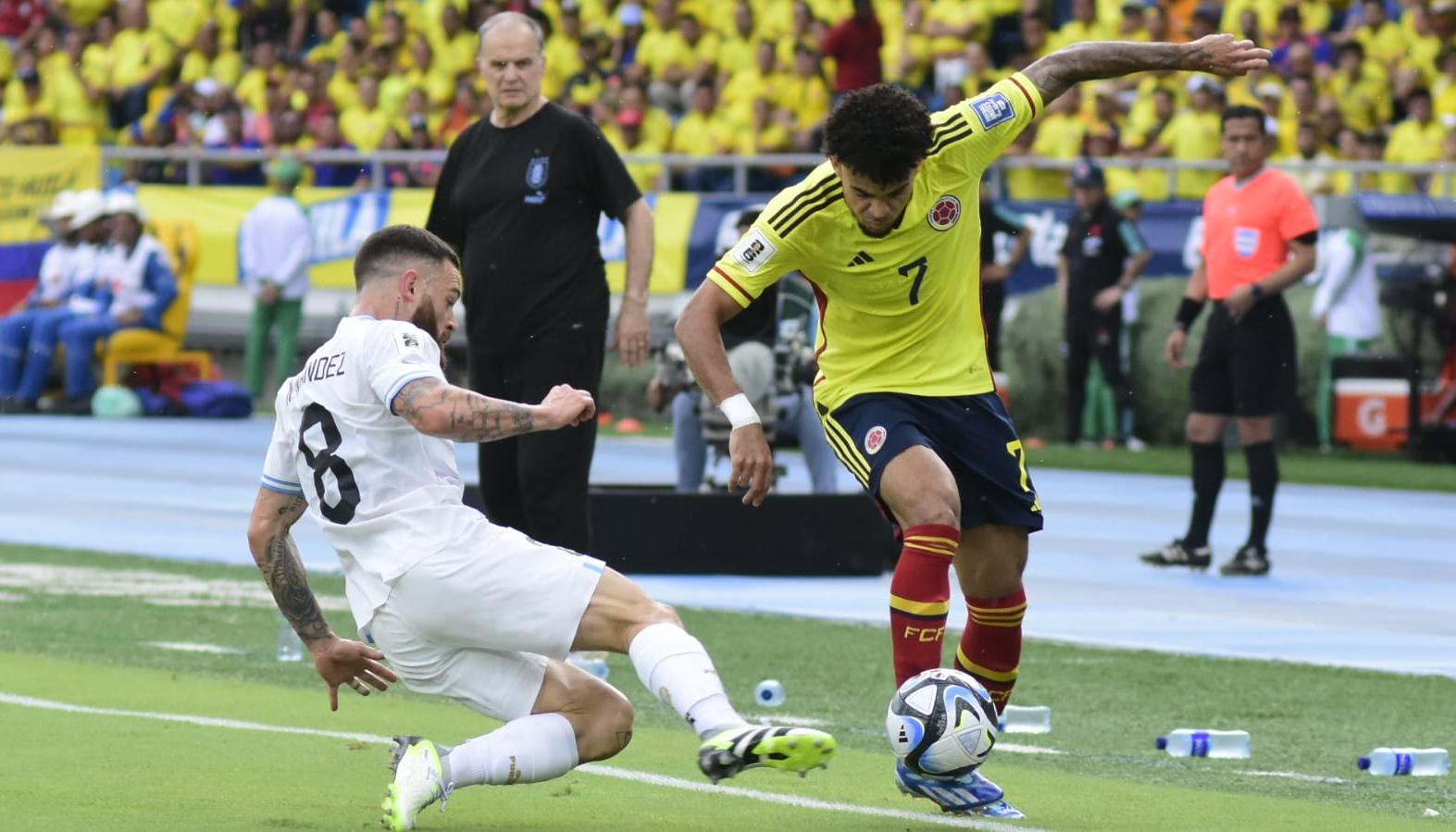 Luis Díaz en un duelo con el lateral uruguayo Nahitan Nández. 