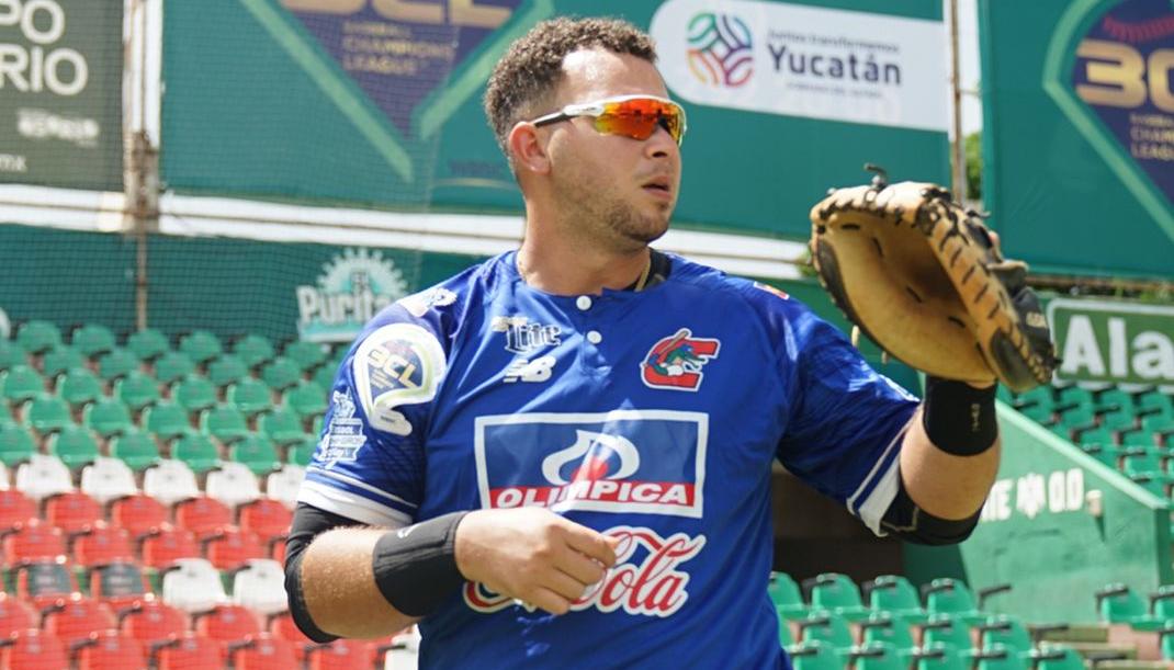 El receptor venezolano Pabel Manzanero llega a Caimanes procedente de Vaqueros.