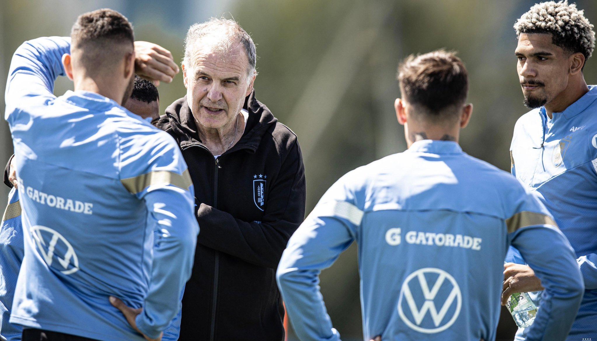Marcelo Bielsa charla con sus jugadores durante un entrenamiento. 