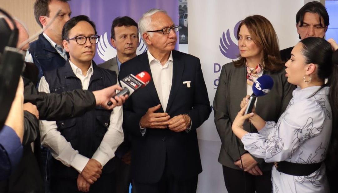  El MinSalud, Guillermo Alfonso Jaramillo y la presidente de Acemi, Ana María Vesga.