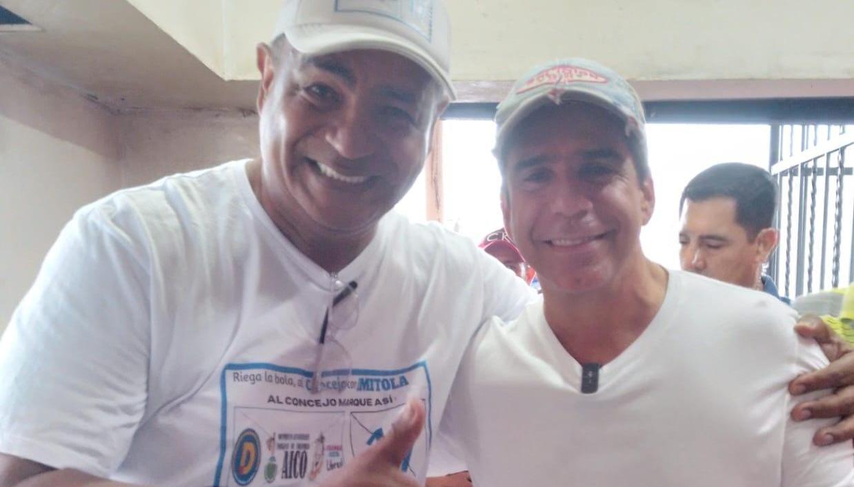El candidato al Concejo Moisés Imitola, con el aspirante a la Alcaldía de Barranquilla Alex Char