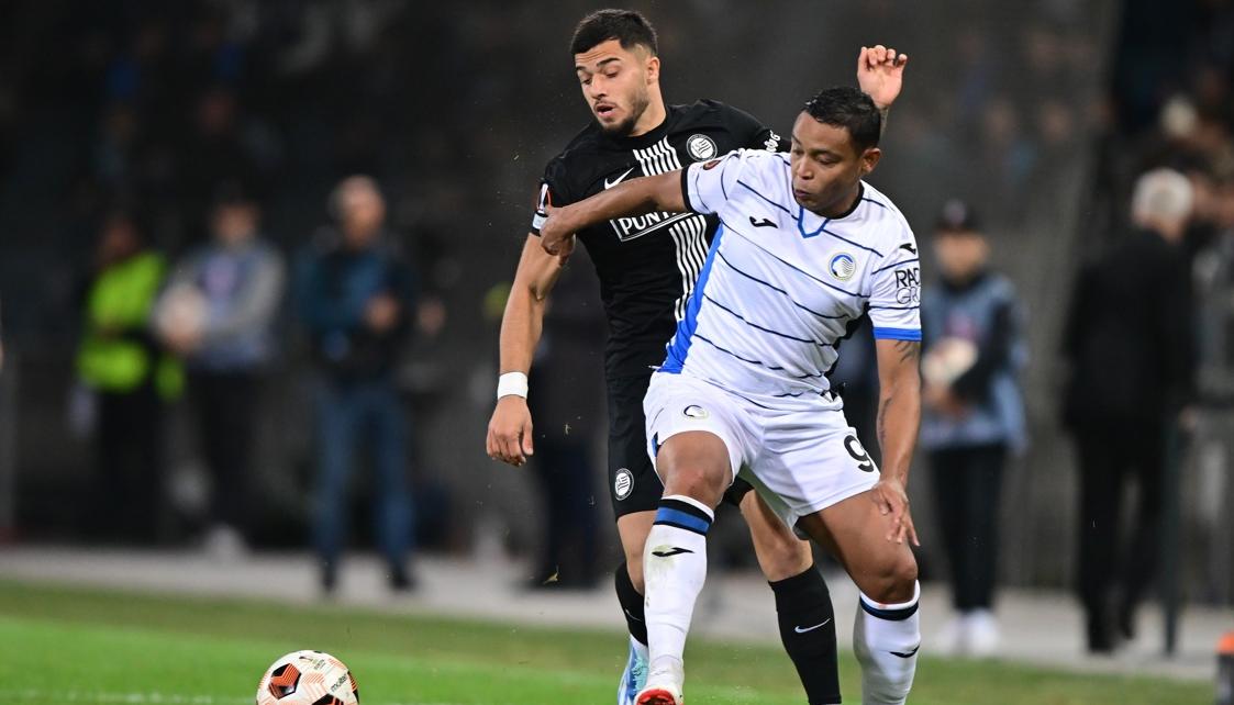Luis Fernando Muriel disputa la pelota con Jusuf Gazibegovic, del Sturm Graz.