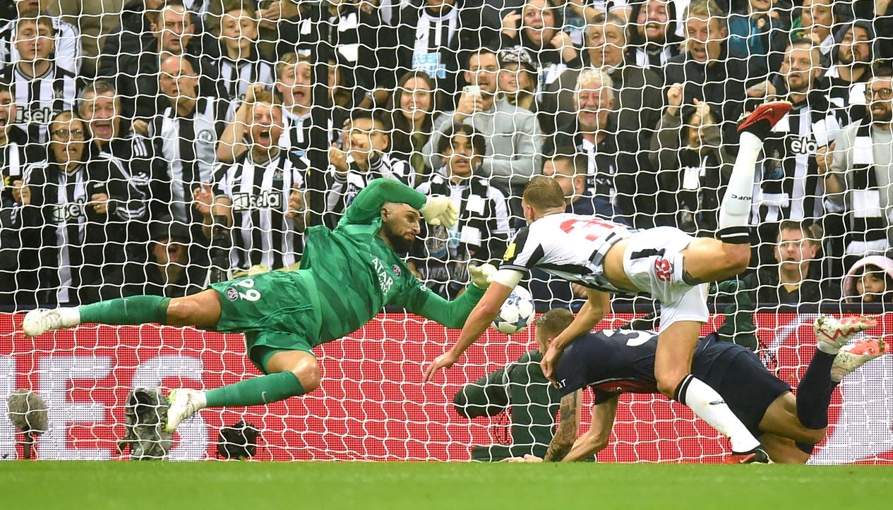 Dan Burn marca el 2-0 a favor del Newcastle ante el París Saint Germain. 
