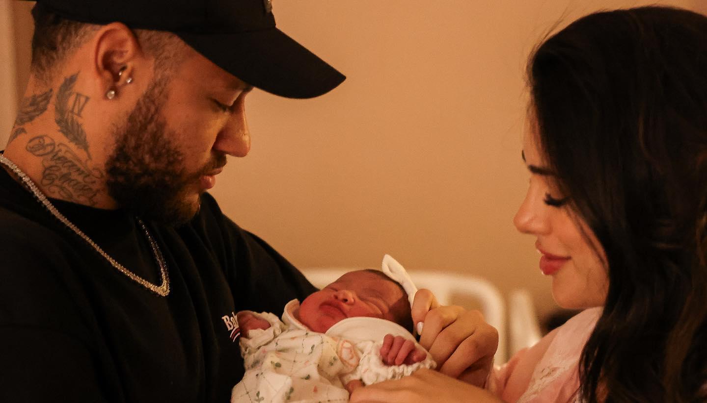 Neymar y Bruna Biancardi con su hija Mavie. 