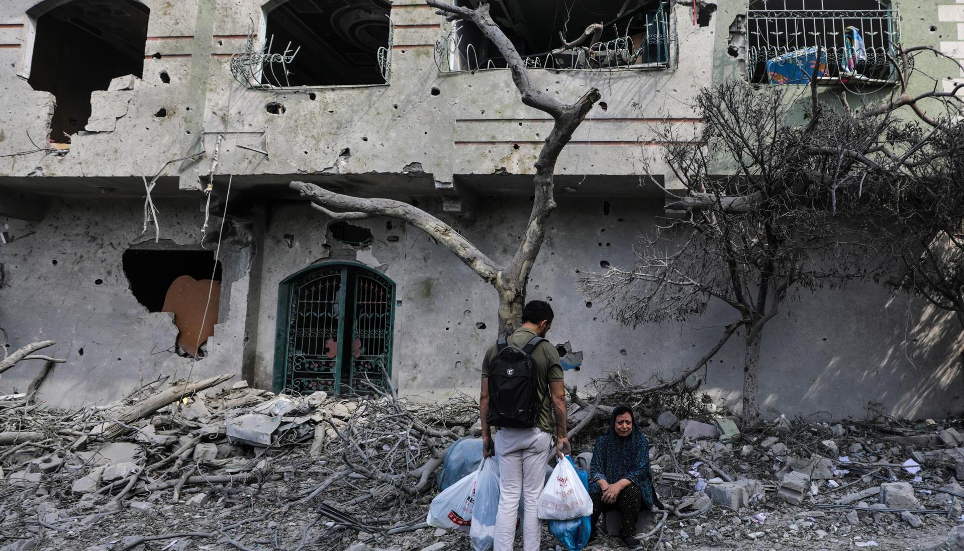 Palestinos en el barrio destruido de Al-Ramal tras un ataque aéreo israelí en la ciudad de Gaza
